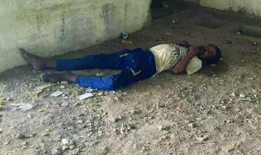 निर्माणाधीन बिल्डिंग में मिला युवक का शव, मौके पर पहुंचे भाई ने सामान में लगाई आग