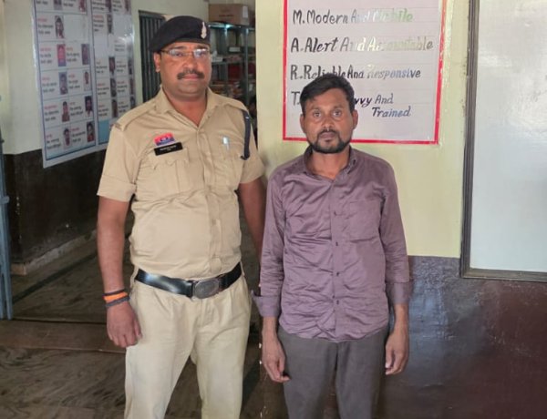 स्कूल के पास सट्टा खिलाते आरोपी गिरफ्तार, 44 हजार से ज्यादा की सामग्री जब्त
