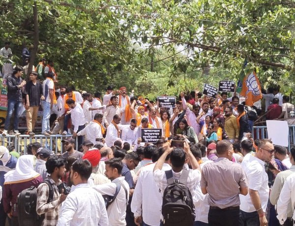भ्रष्टाचार के कई आरोपों को लेकर बीजेपी के सैकड़ों कार्यकर्ता सड़क पर उतरे, किया निगम का घेराव, महापौर को हटाने की मांग