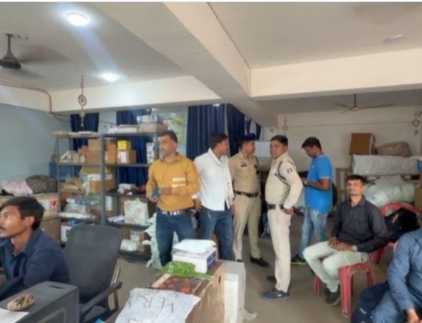 रायपुर में हंस ट्रैवल्स पर DRI की रेड, 16 लाख नकदी तीन बोरों में जब्त