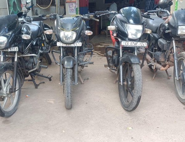  4 चोरी की मोटरसाइकिल बरामद, दो नाबालिग पकड़े गए