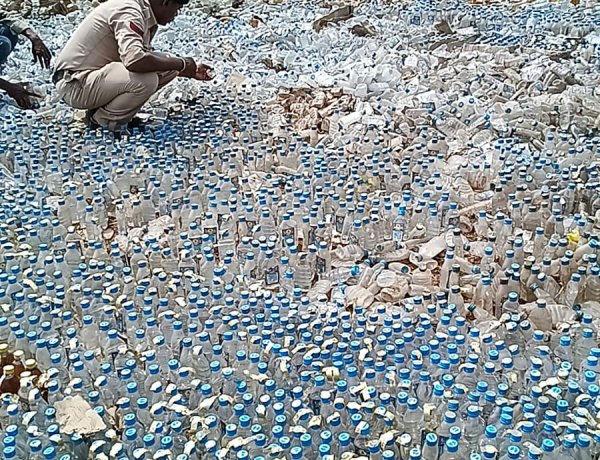 10 साल पुरानी जब्त शराब पर चला बुलडोजर, दुर्ग पुलिस ने नष्ट की 65 लाख की मदिरा
