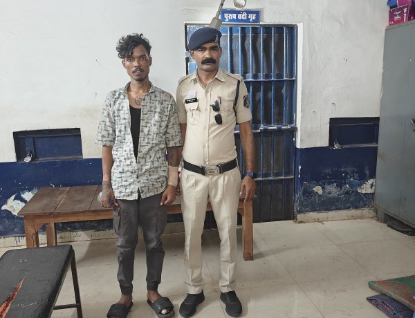 नयापारा चौक में 2 किलो गांजा के साथ दो आरोपी गिरफ्तार, धारदार हथियार भी बरामद