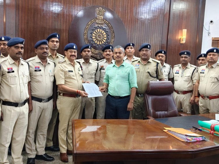 दुर्ग रेंज आईजी ने पुलिस टीमों को किया सम्मानित, चोरी और ऑनलाइन सट्टा मामलों में उत्कृष्ट कार्रवाई पर मिला नगद पुरस्कार