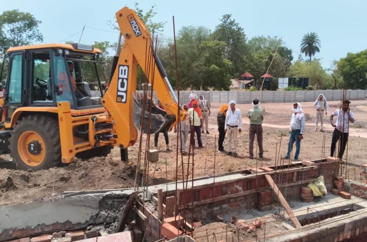 रोड की जमीन पर अवैध निर्माण, निगम ने जेसीबी से हटाया अतिक्रमण