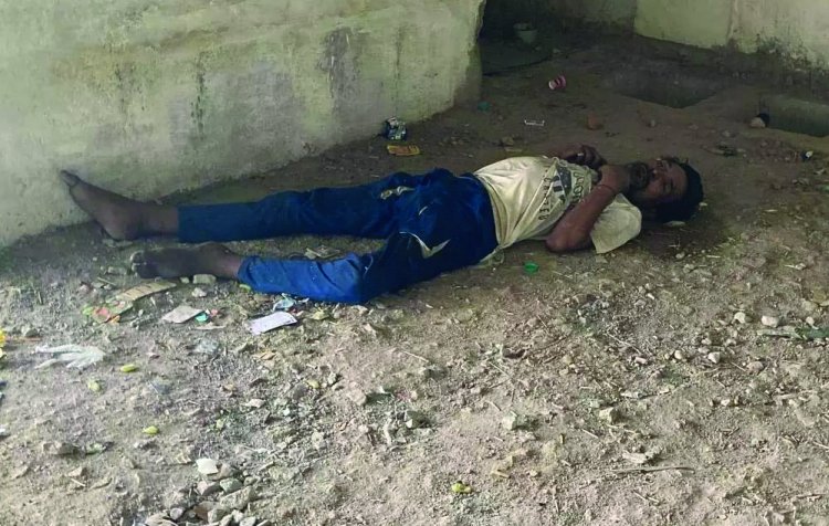 निर्माणाधीन बिल्डिंग में मिला युवक का शव, मौके पर पहुंचे भाई ने सामान में लगाई आग