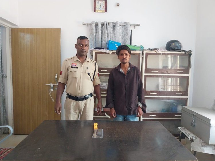 राजीव नगर में हथियार लहराकर लोगों को डरा रहा था युवक, वैशाली नगर पुलिस ने दबोचा