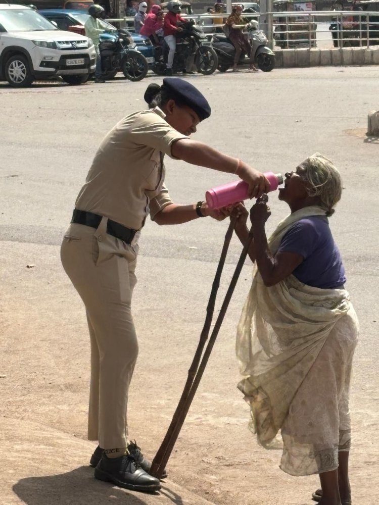 45 डिग्री की तपिश में महिला आरक्षक ने दिखाई इंसानियत, प्यास से बेहाल बुजुर्ग महिला को पिलाया पानी