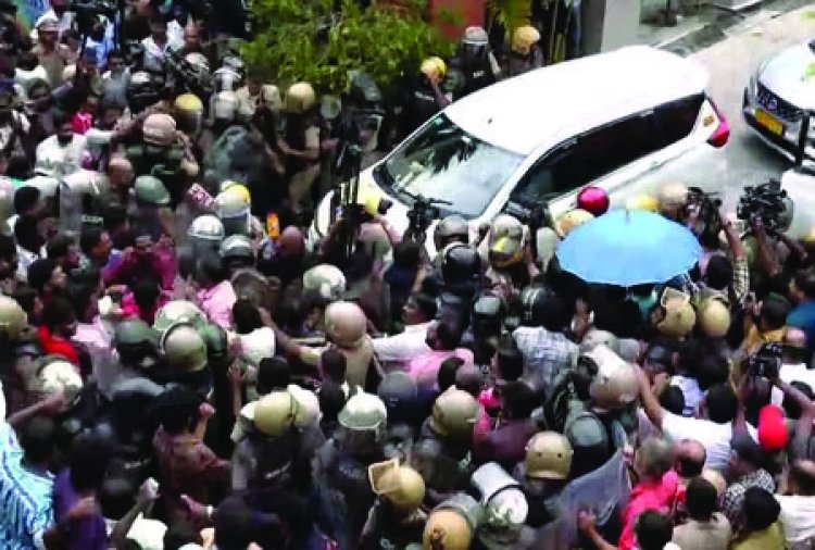 केरल में ईडी रेड पर बवाल: पुलिस और ईडी के अधिकारियों पर हमला