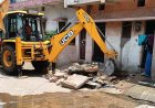 नाली पर किए गए अवैध अतिक्रमण पर निगम की कार्रवाई, जेसीबी से हटाया गया निर्माण