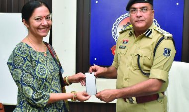 दुर्ग पुलिस ने लौटाई 201 लोगों की मुस्कान, 41 लाख रुपए के गुम मोबाइल बरामद