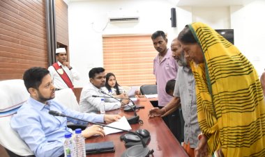 जनदर्शन में किसानों ने मक्का फसल की राशि दिलाने कलेक्टर से लगाई गुहार