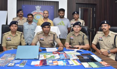 खुर्सीपार में ऑनलाइन सट्टा नेटवर्क का भंडाफोड़, 81 एटीएम कार्ड और 62 पासबुक के साथ 3 आरोपी गिरफ्तार
