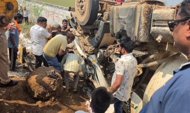 अनियंत्रित होकर पलटी मिक्सर मशीन, केबिन में फंसा चालक