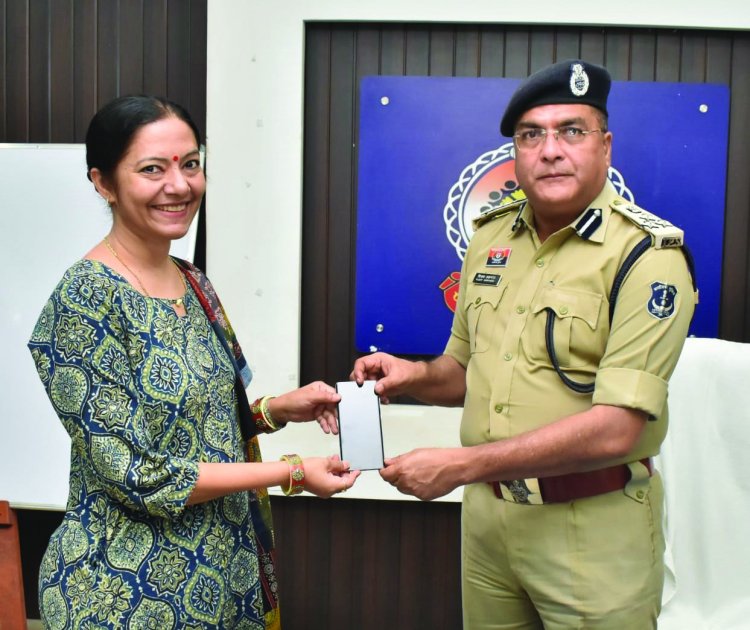 दुर्ग पुलिस ने लौटाई 201 लोगों की मुस्कान, 41 लाख रुपए के गुम मोबाइल बरामद