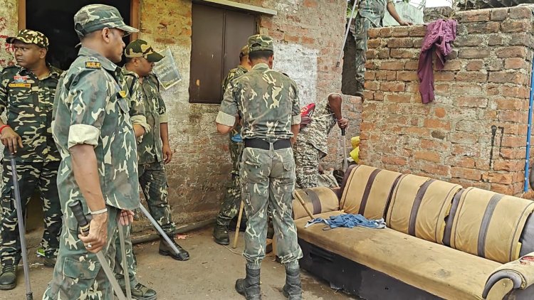 देवार बस्ती में दुर्ग पुलिस की बड़ी कार्रवाई, 12 किलो गांजा, 62 पौआ शराब और 2 तलवार बरामद