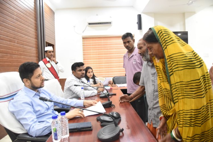 जनदर्शन में किसानों ने मक्का फसल की राशि दिलाने कलेक्टर से लगाई गुहार
