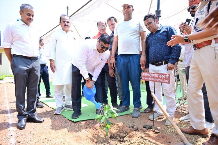 स्कूल शिक्षा मंत्री गजेन्द्र यादव ने प्रथम बटालियन परिसर में किया पौधरोपण