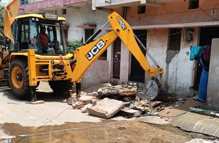 नाली पर किए गए अवैध अतिक्रमण पर निगम की कार्रवाई, जेसीबी से हटाया गया निर्माण