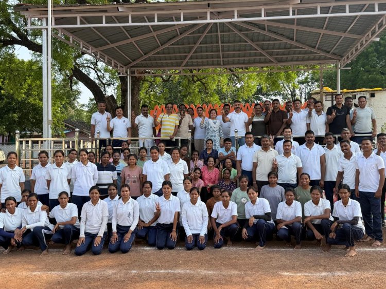 योग से फिट पुलिस, स्वस्थ समाज का संदेश: दुर्ग पुलिस लाइन में हजारों ने किया सामूहिक योग