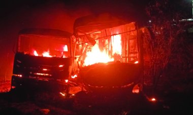 ट्रेलर से टकराई बस में लगी आग, 6 जिंदा जले, 2 की सिर पर चोट लगने से मौत, 21 घायल