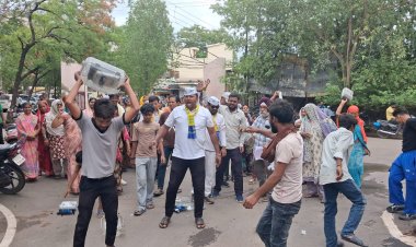 बिजली दर वृद्धि के खिलाफ AAP का कलेक्ट्रेट में प्रदर्शन, मीटर तोड़कर जताया विरोध