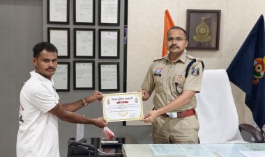 धमतरी से काठमांडू तक साइकिल यात्रा कर दिया नशा मुक्ति का संदेश, समाजसेवी तुलसी राम साहू का एसपी ने किया सम्मान