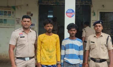 ऑटो में बैठते ही उड़ा दिए ₹74 हजार, चालक और साथी गिरफ्तार