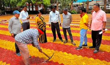 दुर्ग कलेक्टरेट परिसर में ₹50 लाख के पेविंग ब्लॉक कार्य का महापौर ने किया निरीक्षण