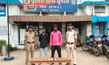 सुपेला में हथियार लहराकर दहशत फैलाने वाले दो आरोपी गिरफ्तार, पुलिस ने चापड़ और धारदार हथियार किए जब्त