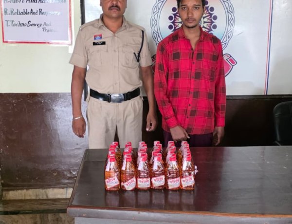 चाय-नाश्ते के ठेले से अवैध शराब बेच रहा था युवक, 45 पौवा शराब के साथ गिरफ्तार