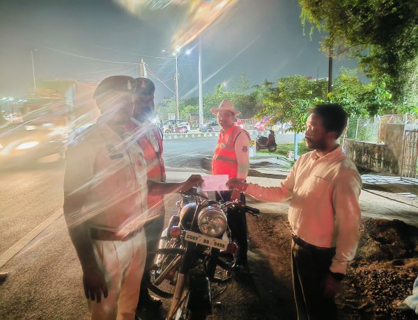 मॉडिफाइड साइलेंसर वाली बुलेट पर कार्रवाई, ₹5 हजार का चालान, मौके पर हटवाया साइलेंसर