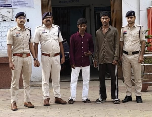स्कूल छात्रों को रोककर मारपीट और शराब के लिए पैसे मांगने वाले 2 बदमाश गिरफ्तार, 2 नाबालिग भी पकड़े गए