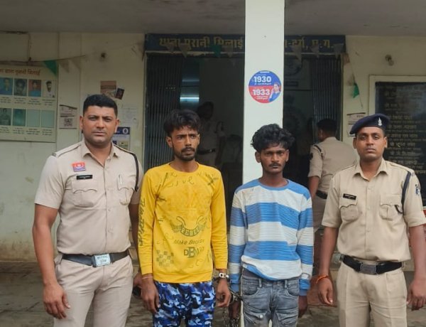 ऑटो में बैठते ही उड़ा दिए ₹74 हजार, चालक और साथी गिरफ्तार