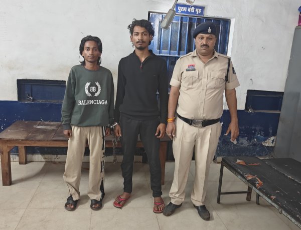 300 प्रतिबंधित टेबलेट और हथियार के साथ दो युवक गिरफ्तार