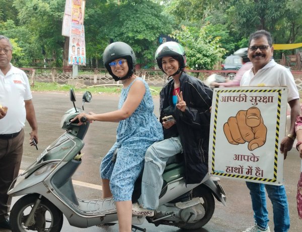 रेल चौक पर सड़क सुरक्षा अभियान, हेलमेट-सीट बेल्ट पहनने वालों का चॉकलेट देकर किया सम्मान