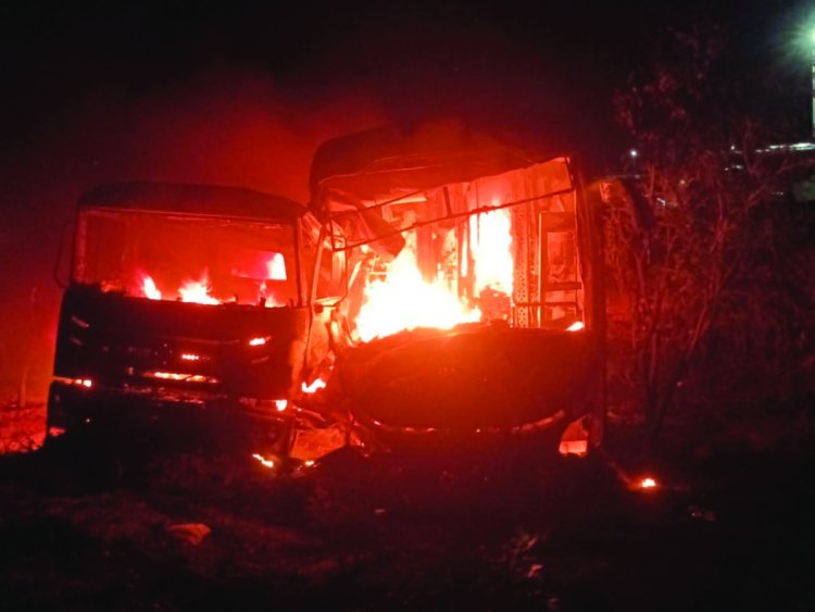 ट्रेलर से टकराई बस में लगी आग, 6 जिंदा जले, 2 की सिर पर चोट लगने से मौत, 21 घायल