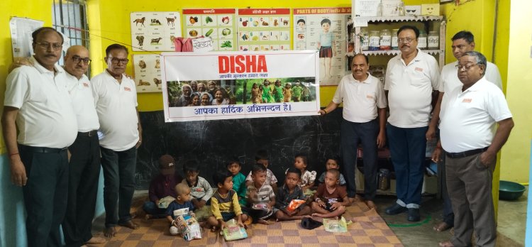 ड्राइंग कॉपी और कलर बॉक्स पाकर खिल उठे बच्चों के चेहरे, दिशा ने आंगनबाड़ी  में बांटी अध्ययन सामग्री