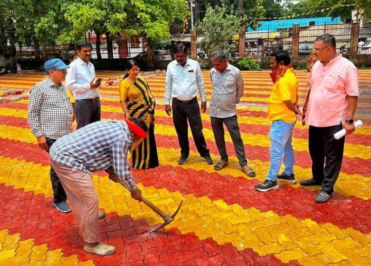 दुर्ग कलेक्टरेट परिसर में ₹50 लाख के पेविंग ब्लॉक कार्य का महापौर ने किया निरीक्षण