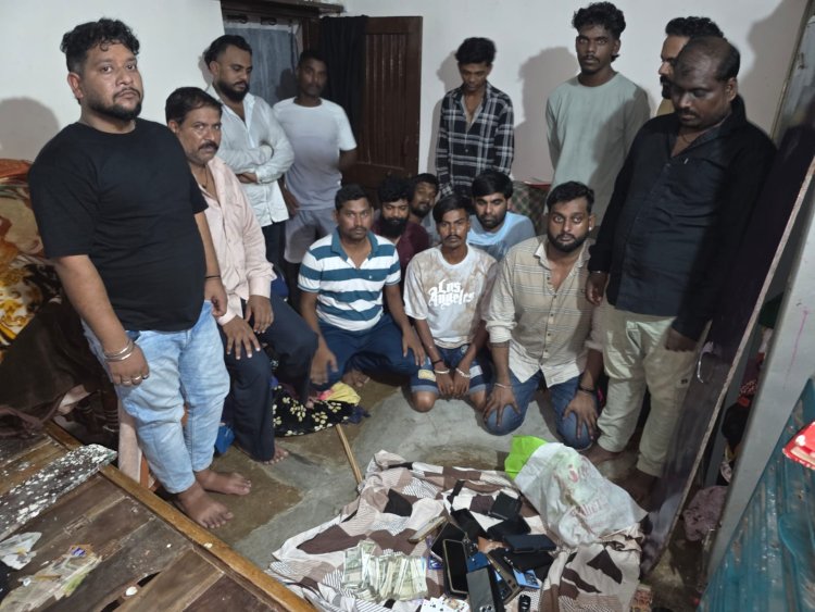 भिलाई खुर्सीपार में जुआ फड़ पर छापा, मकान मालकिन सहित 15 आरोपी गिरफ्तार, ₹3.27 लाख की संपत्ति जब्त