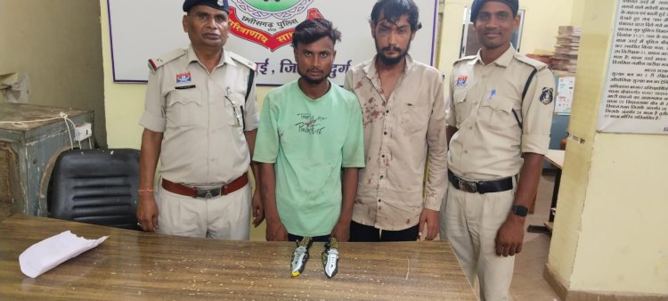 अवैध धारदार हथियार लेकर दहशत फैलाने वाले तीन आरोपी गिरफ्तार, ऑनलाइन मंगाकर बेच रहा था चाकू