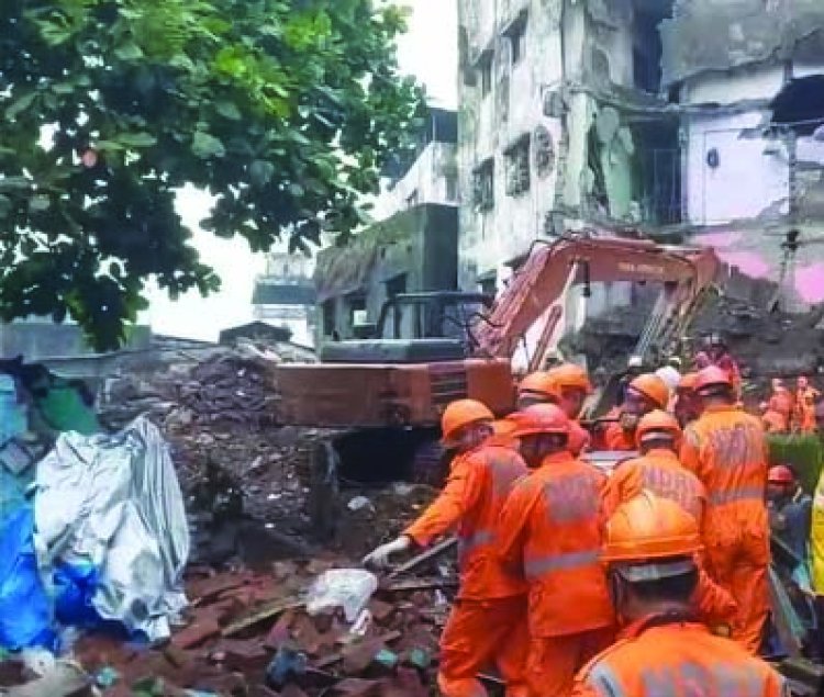 चार मंजिला इमारत का हिस्सा ढहा, छह की मौत, कई के मलबे में फंसे होने की आशंका