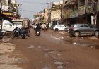 जर्जर सड़क और अतिक्रमण से परेशान व्यापारी व नागरिक, निगम से की तत्काल कार्रवाई की मांग