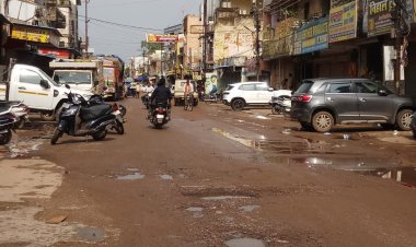 जर्जर सड़क और अतिक्रमण से परेशान व्यापारी व नागरिक, निगम से की तत्काल कार्रवाई की मांग