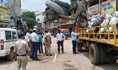 दुर्ग में ट्रैफिक पुलिस का बड़ा अभियान, नो पार्किंग से वाहन उठाए, NH से हटाए भारी वाहन