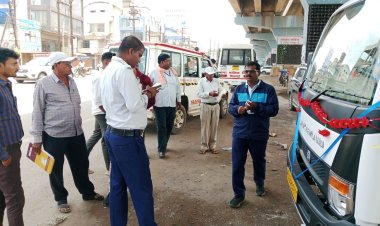 सड़क पर खड़े वाहनों पर निगम की कार्रवाई, अवैध पार्किंग के खिलाफ अभियान तेज