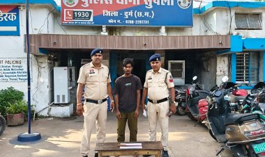 धारदार हथियार लहराकर राहगीरों को डराने वाला युवक गिरफ्तार