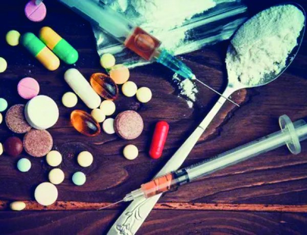कॉलेज के पास ₹2.40 लाख की नशीली गोलियों के साथ दो नाबालिग दबोचे