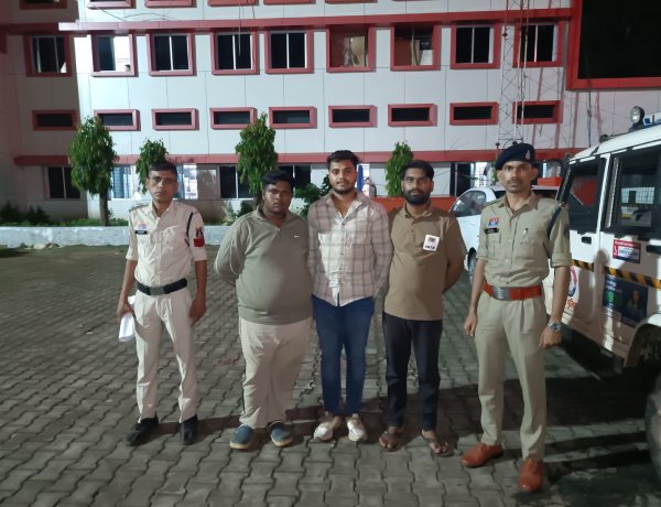 नाबालिग को धमकाकर कराई घर में चोरी, तीन आरोपी गिरफ्तार, 8 लाख के सोने के जेवर बरामद