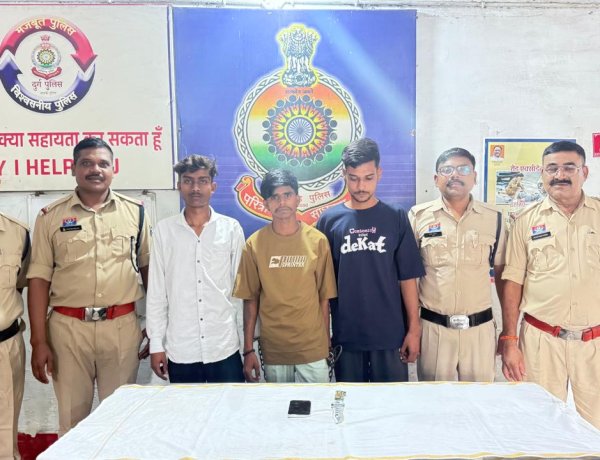 चाकू दिखाकर दो मोबाइल लूटे, तीन आरोपी गिरफ्तार